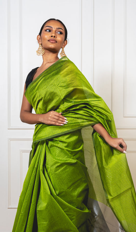 Close-up of Silver zari lines on light green Maheshwari cotton silk saree—highlighting fine weave and subtle shimmer