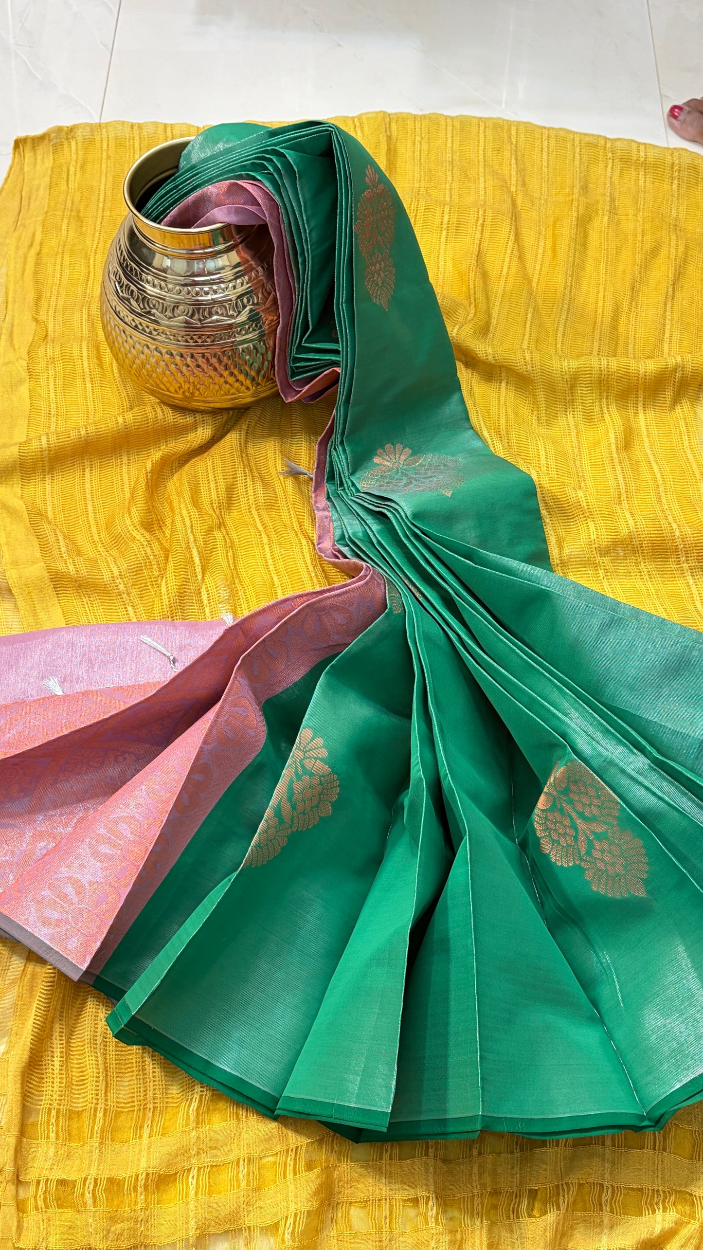 Tissue Big Butta Borderless Saree With Contrast Pallu