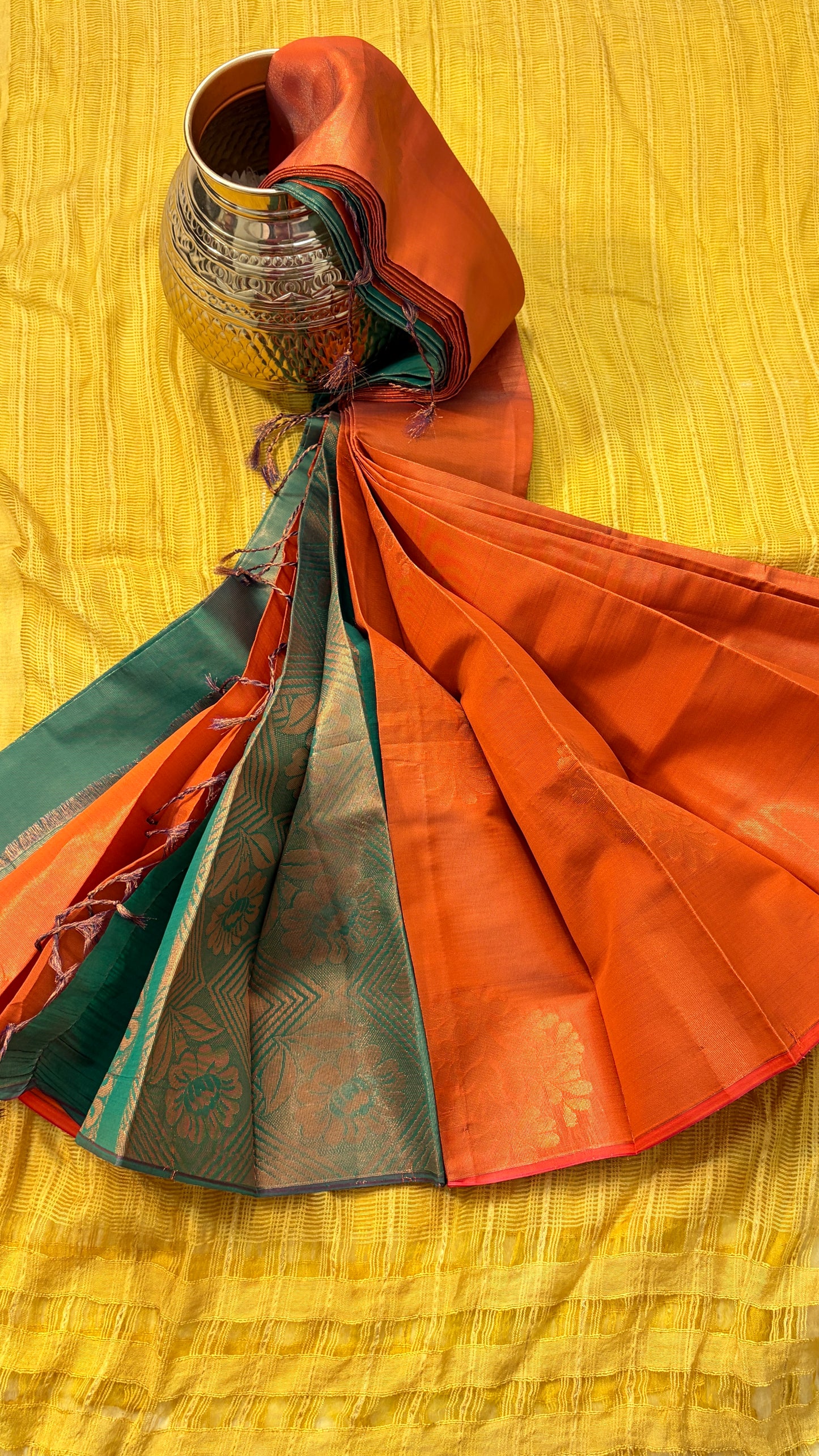 Soft Tissue Borderless Saree with a striking contrast mundi