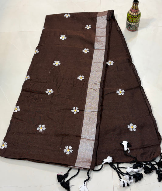 Periwinkle flowers embroidered on Linen cotton saree