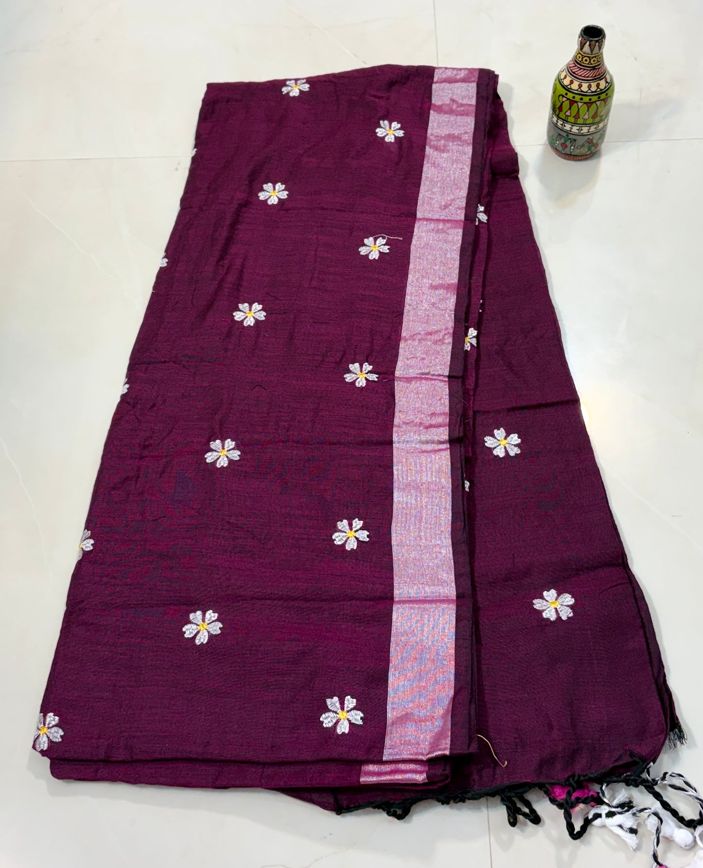 Periwinkle flowers embroidered on Linen cotton saree