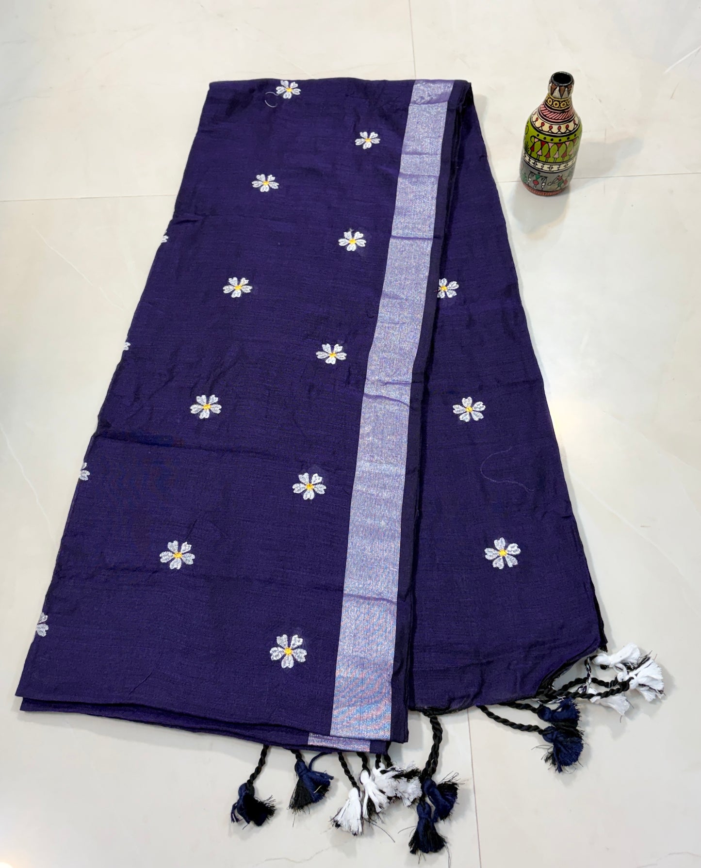 Periwinkle flowers embroidered on Linen cotton saree