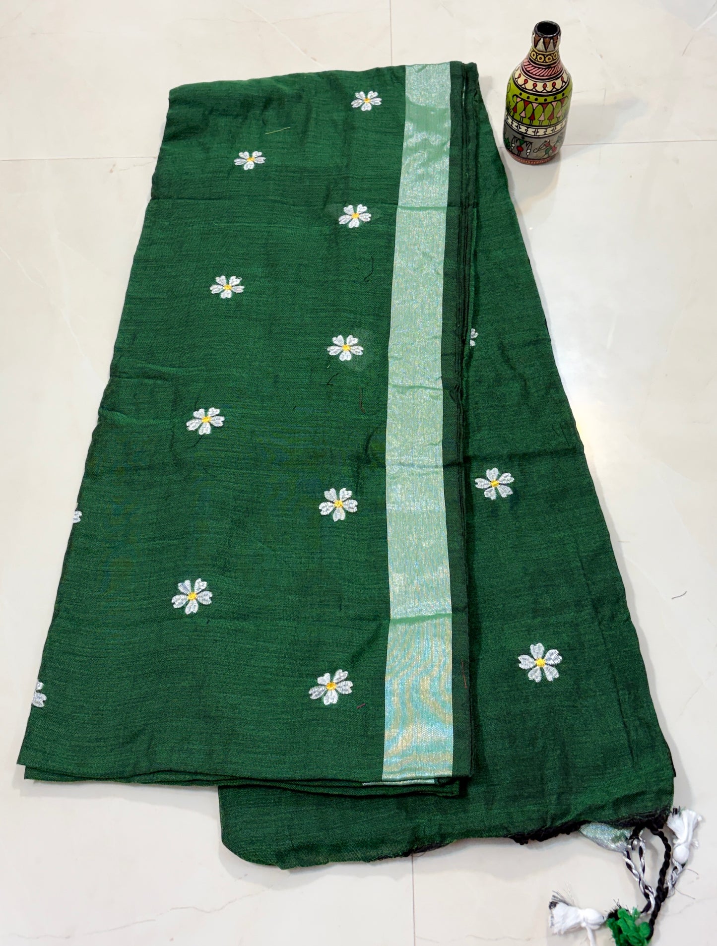 Periwinkle flowers embroidered on Linen cotton saree